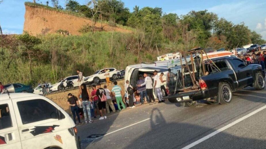 tapón vial en el km 9 por accidente de yipeta
